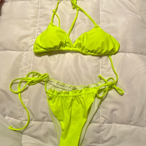 Bikini - Picture 3 of 6